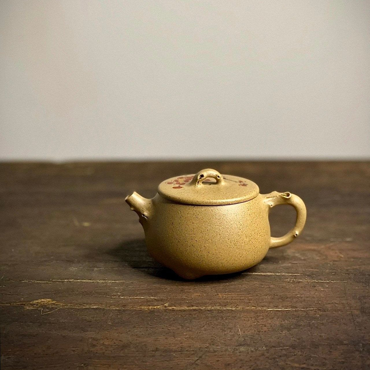 Purple clay teapot made by art master Wang Yumei [Ji Xiang Shi Piao] 165ml